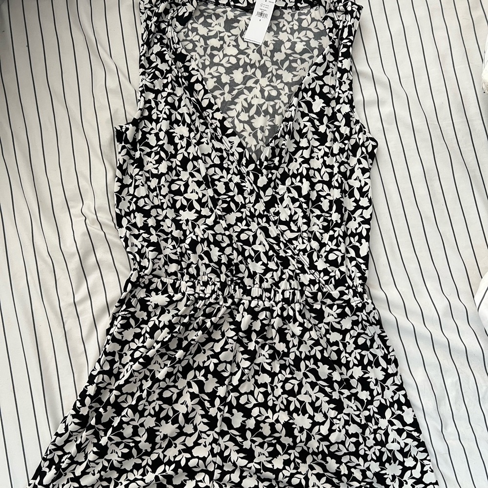 UNWORN Romper with pockets.